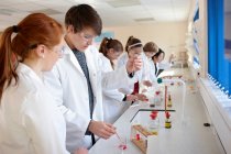 Estudantes que trabalham em laboratório de química — Fotografia de Stock
