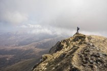 Donna in cima a Marsco, Glen Sligachan, Isola di Skye, Scozia — Foto stock