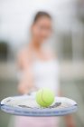 Palla da tennis bilanciata sulla racchetta, vista da vicino, messa a fuoco selettiva — Foto stock