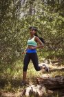 Jovem mulher exercitando, correndo, em ambiente rural — Fotografia de Stock