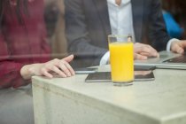 Femme d'affaires et homme d'affaires travaillant avec un ordinateur portable dans un café — Photo de stock