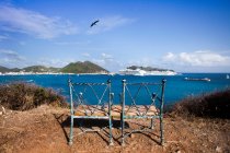 Banco de visão vazio com vista mar e ilha — Fotografia de Stock