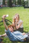 Couple prenant selfie dans le parc ensemble — Photo de stock