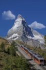 Gornergratbahn passenger train under Matterhorn, Zermatt, Canton Wallis, Switzerland — Stock Photo