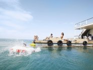 Família se divertindo no deck de sol barco, Kraalbaai, África do Sul — Fotografia de Stock