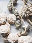 Закрыть пряничное печенье с рождественскими украшениями — стоковое фото