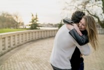 Супружеская пара обнимается в лондонском парке Оушенсайд — стоковое фото