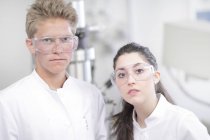 Scientifiques portant des lunettes de protection en laboratoire — Photo de stock