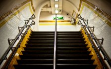 Vista en ángulo bajo de los escalones del metro de Londres - foto de stock