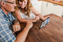 Older couple using tablet computer — Stock Photo
