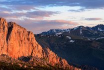 Sonne beleuchtete Felsformation und Landschaft in der Dämmerung — Stockfoto