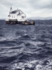 Traditionelle weiß getünchte Kirche auf einer Insel im Oslofjord, Oslo, Norwegen — Stockfoto