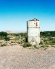 Wassertank in ländlicher Umgebung unter klarem blauen Himmel — Stockfoto