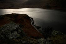Вид с воздуха на озеро, отражающее свет — стоковое фото