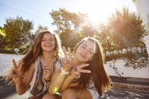 Teenager-Mädchen haben Spaß in Wohnstraße, Kapstadt, Südafrika — Stockfoto