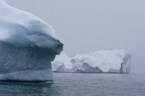 Icebergs bajo un cielo tormentoso, canal de Lemaire, Antártida - foto de stock