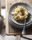 Порция макарон с сыром и столовыми приборами на тарелке — стоковое фото