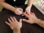 Abgeschnittene Aufnahme männlicher Hände bei Maniküre im Schönheitssalon — Stockfoto