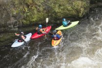 Vue en angle élevé des kayakistes sur les rapides de la rivière Dee, Llangollen, Pays de Galles du Nord — Photo de stock