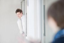 Empresário inclinado para fora janela, foco seletivo — Fotografia de Stock