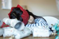 Девушка в бумажной короне спит за столом — стоковое фото