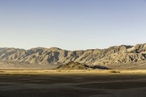 Desert and mountains in sunlight, Death Valley National Park — Stock Photo