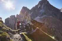 Задній вид жіночий мандрівного походи в регіоні Доломітові Альпи, Sexten, Південний Тіроль, Італія — стокове фото
