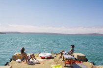 Пара отдыха на плавучей солнечной палубе, Краалбай, Южная Африка — стоковое фото