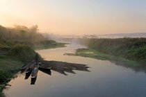 Barcos atracados en río rural - foto de stock
