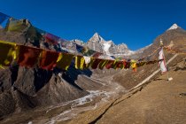 Bandiere di preghiera sul fianco della montagna — Foto stock