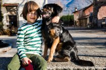 Хлопчик грає зі своїм найкращим другом, домашнім собакою — стокове фото