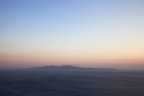 Vista sul mare e sull'isola di Andros dall'isola di Tinos al tramonto, Grecia — Foto stock