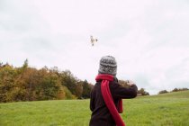 Junge fliegt einen Drachen — Stockfoto