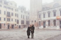 Portrait de couple sur la place brumeuse, Venise, Italie — Photo de stock