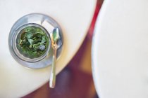 Vista dall'alto di vetro di tè alla menta sul tavolo — Foto stock