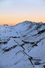 Sonnenaufgang über verschneiten Bergen — Stockfoto