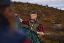 Wanderer bauen Zelt im Camp, Lappland, Finnland — Stockfoto