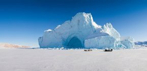 Glacier overlooking snowy landscape — Stock Photo