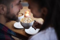 Paar lächelt im Café von Angesicht zu Angesicht — Stockfoto