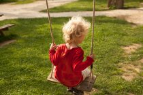Jeune garçon sur swing — Photo de stock