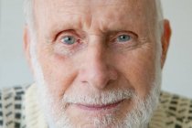 Älterer Mann blickt in Kamera — Stockfoto