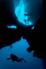 Mergulhador nadando no sistema de cavernas, Moalboal, Cebu, Filipinas — Fotografia de Stock