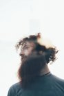 Портрет бородатого хіпстера з низьким кутом спалаху лінз — стокове фото