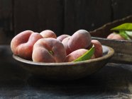Fruta orgánica fresca, melocotones de rosquilla en la mesa - foto de stock