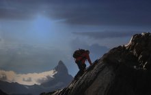 Alpinista do sexo masculino sênior escalando rochas perto de Matterhorn, Cantão Wallis, Suíça — Fotografia de Stock
