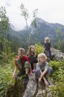 Fratelli e sorelle seduti sulla formazione rocciosa nella foresta, Zauberwald, Baviera, Germania — Foto stock