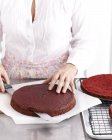 Fazendo bolo de chocolate de veludo rosa — Fotografia de Stock