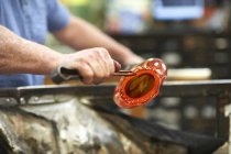 Стеклодувка в цехе по обработке расплавленного стекла ручными инструментами — стоковое фото