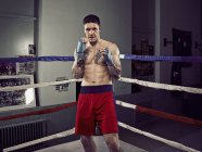 Boxer com punhos no ringue — Fotografia de Stock