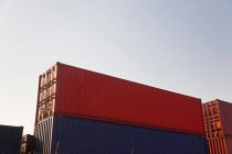 Вид сложенных контейнеров — стоковое фото